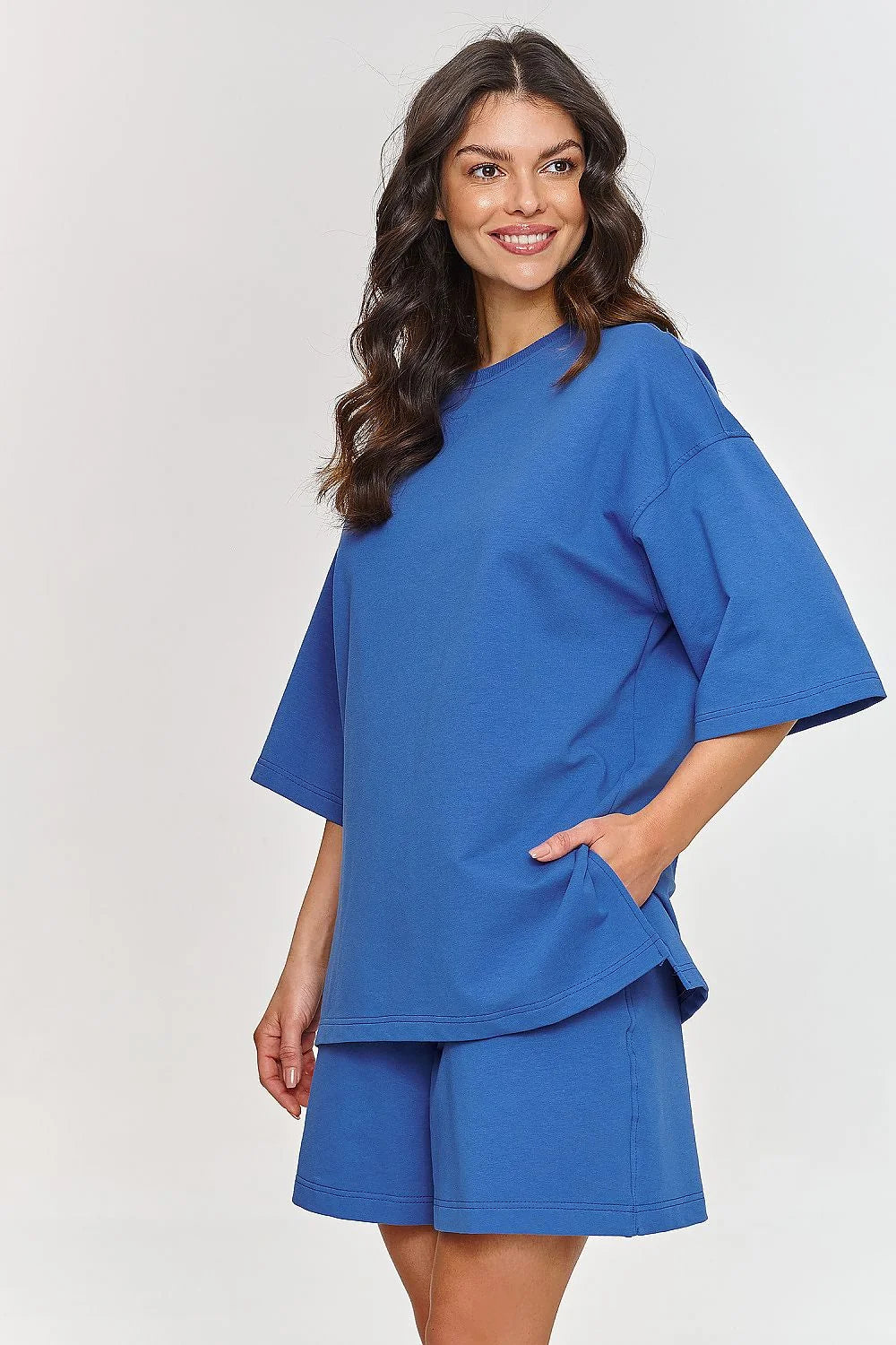 Ensemble Makadamia pour femmes, survêtement confortable, coupe ample, coton bleu vif, manches mi-longues, short élastique, poches latérales, style moderne, fonctionnel, quotidien