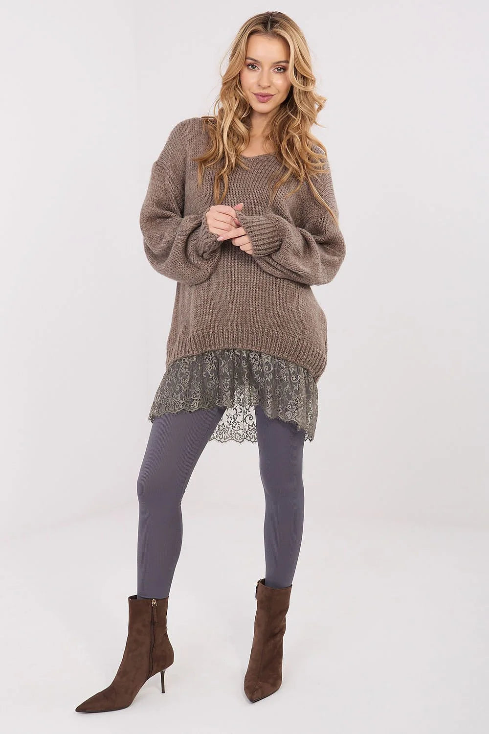 pull tunique oversize femme grosse maille taupe coupe longue hanches manches ballon bords côtelés ourlet dentelle florale contrastante