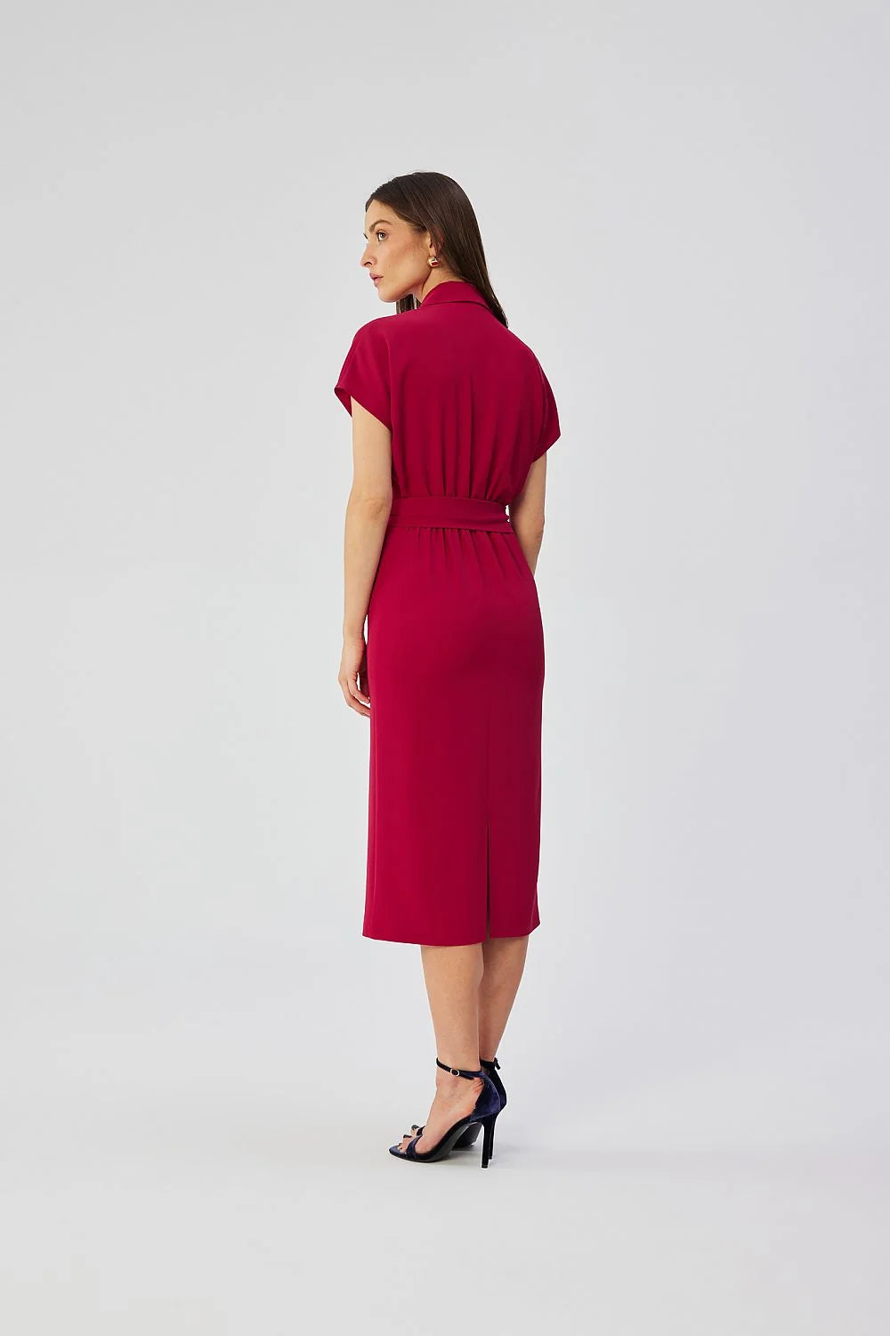 Robe midi élégante pour professionnelles ou semi-formelles, style droite, col à revers, manches courtes, ceinture intégrée, tissu polyester, couleur rouge profond, poches décoratives, fermeture discrète, coupe ajustée, femme