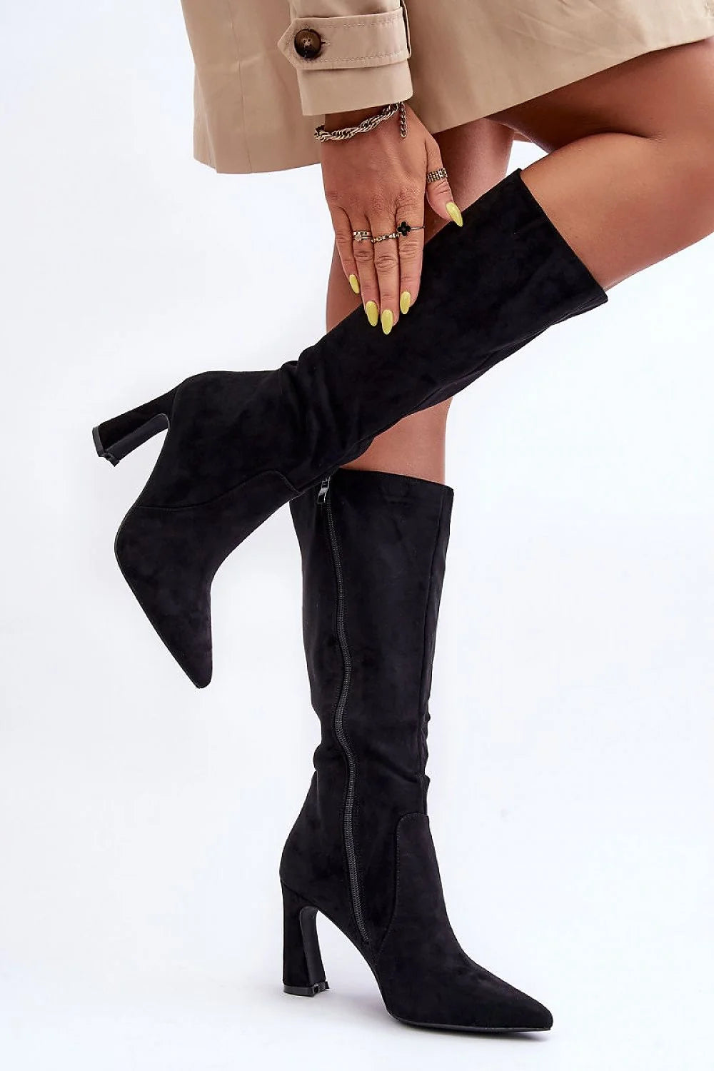 Bottes élégantes pour femmes talon carré couleur noire éco-suede texture douce design sophistiqué longueur genou fermeture éclair