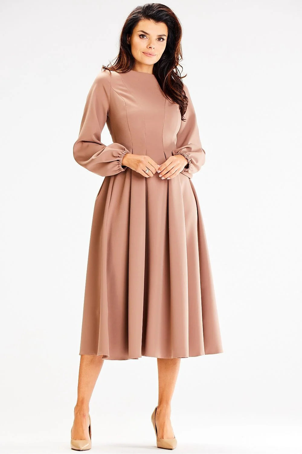 robe taupe midi évasée ajustée femme manches longues bouffantes poignets resserrés encolure ronde coutures princesse crêpe structurée tombé fluide
