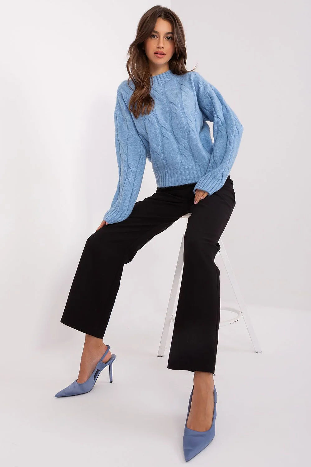Pull maille torsadée femmes style intemporel couleur bleu clair manches longues col rond finitions côtelées