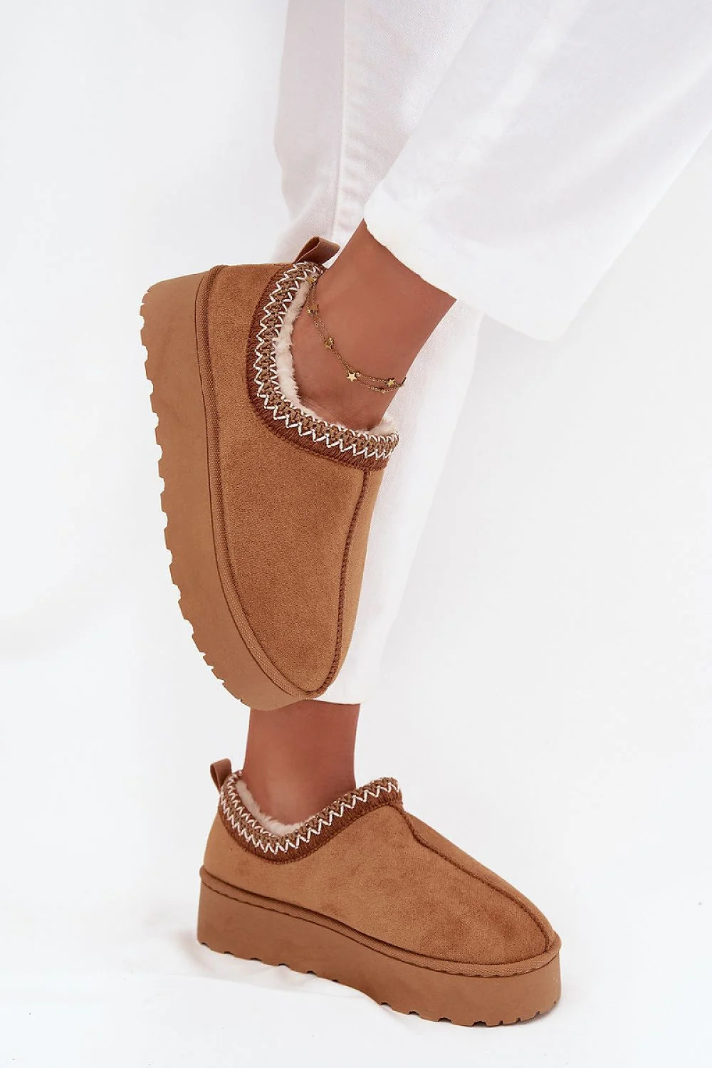 bottes neige femme suédine écologique broderie plateforme caoutchouc isolante doublure fourrure chaude confortable caramel semelle crantée antidérapante intérieur extérieur hivernal