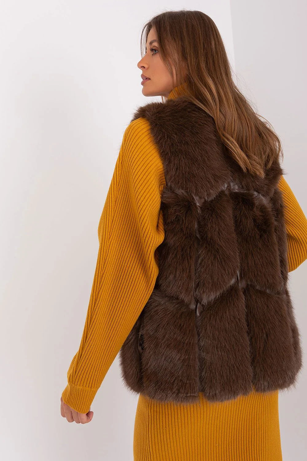 Gilet en fausse fourrure brune sans manches, style élégant, coupe longue, tendance automne-hiver pour femmes