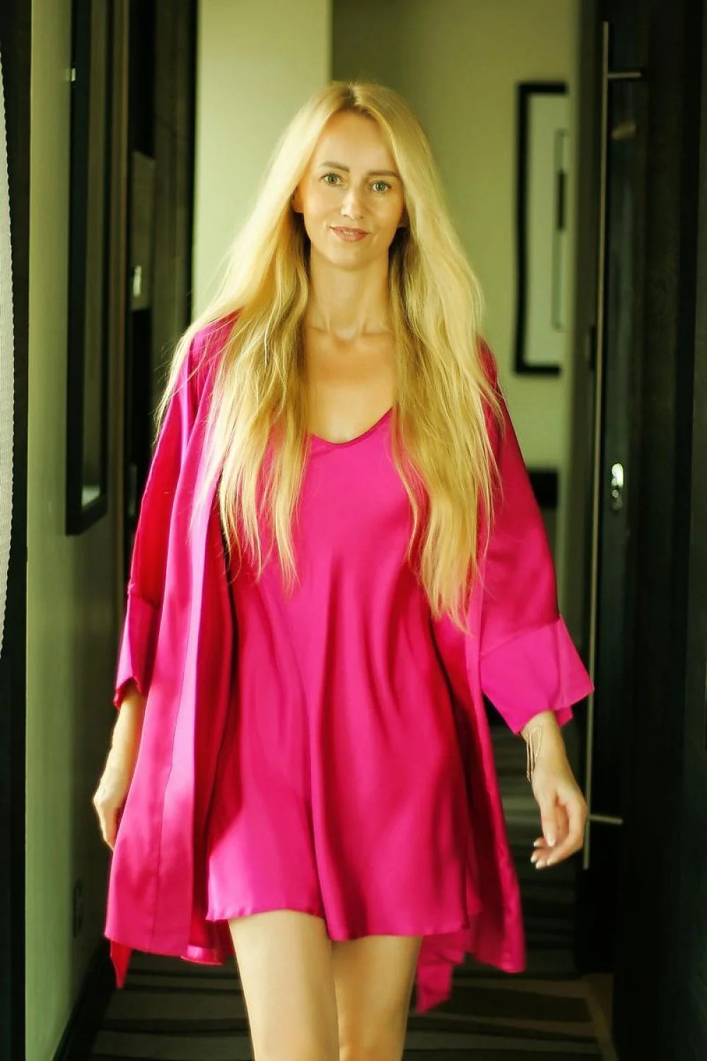Nuisette sexy Kalimo en satin rose vif pour femme style élégant coupe droite encolure V confortable