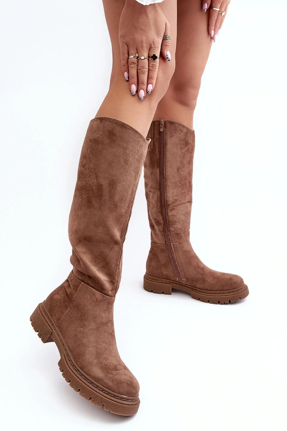 Bottes cuissardes en daim élégantes style casual-chic couleur brun terreux talon plat semelle épaisse femmes idéal automne hiver