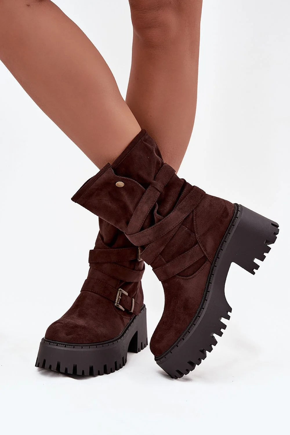bottines femme suédine écologique marron biker motard mihaute tige talon 7cm massif bride tressée boucles dorées semelle crantée