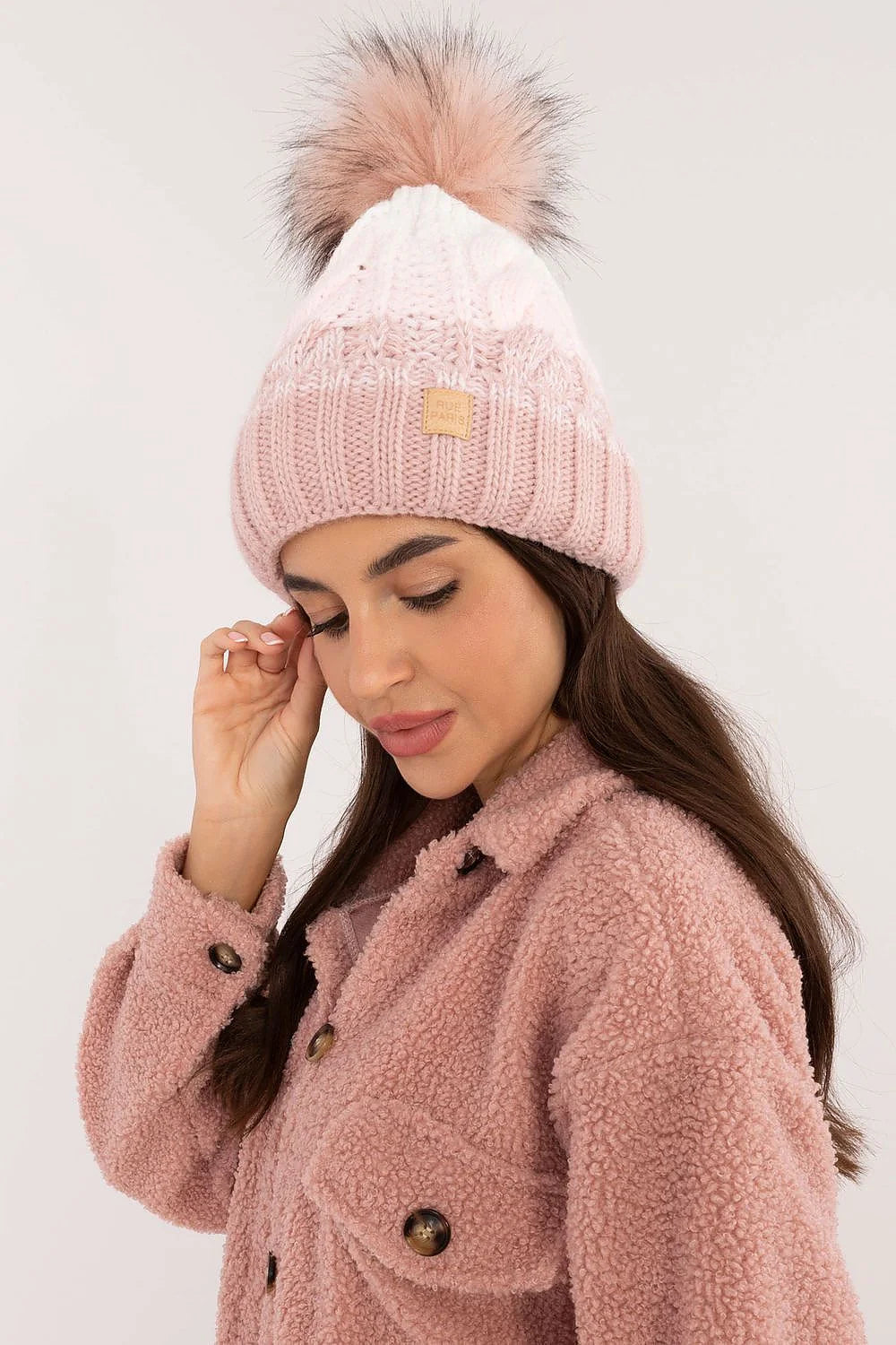 Bonnet Rue Paris tricoté pompon fourrure sherpa rose pâle féminin hiver élégance douceur confort veste assortie