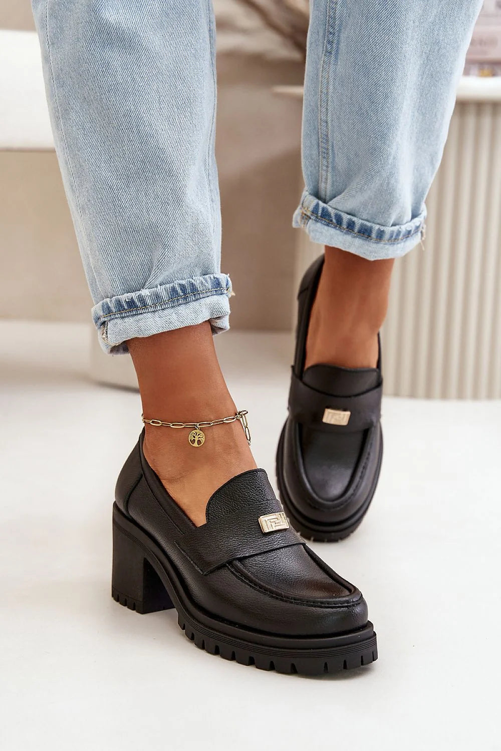 Chaussures pour femmes élégantes mocassins modernes talon bloc cuir noir détails métalliques dorés comfort femmes