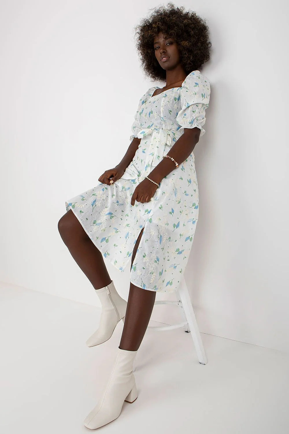 Robe été femme style romantique motifs floraux bleu vert tissu fluide encolure carrée manches courtes ceinture ajustable midi blanc