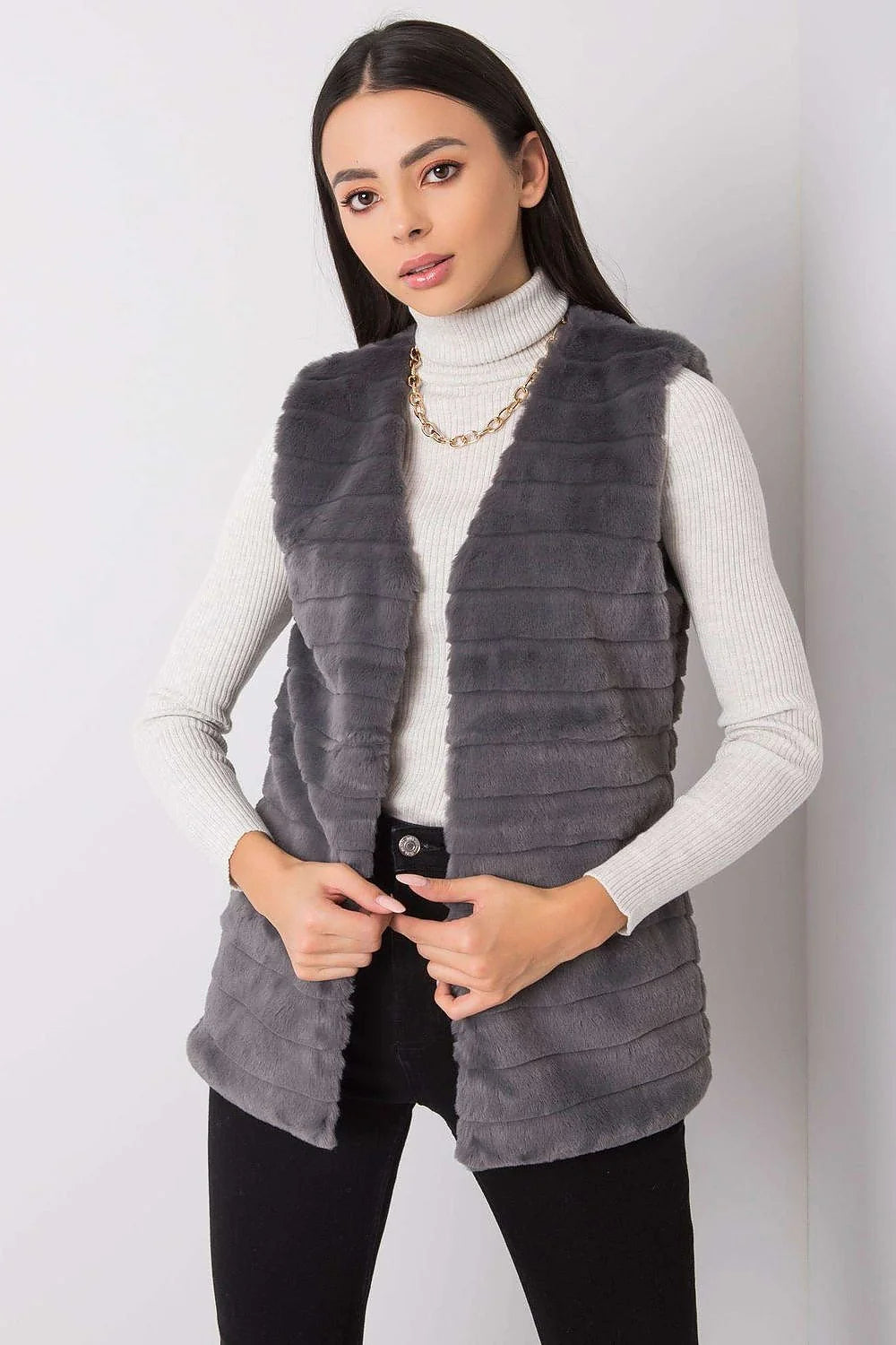 Gilet sans manches fausse fourrure gris élégant décontracté hiver femme moderne tendance mode féminine
