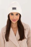 Bonnet Rue Paris en acrylique blanc classique, style intemporel, texture côtes, coupe ajustée, étiquette KEEP WARM, femmes