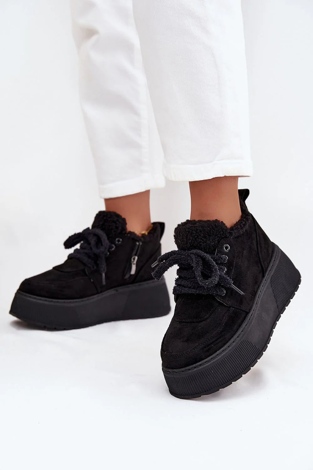 bottes neige femme suédine écologique noires compensées plateforme semelle crantée épaisse doublure fourrure sherpa chaudes confortables lacets zip