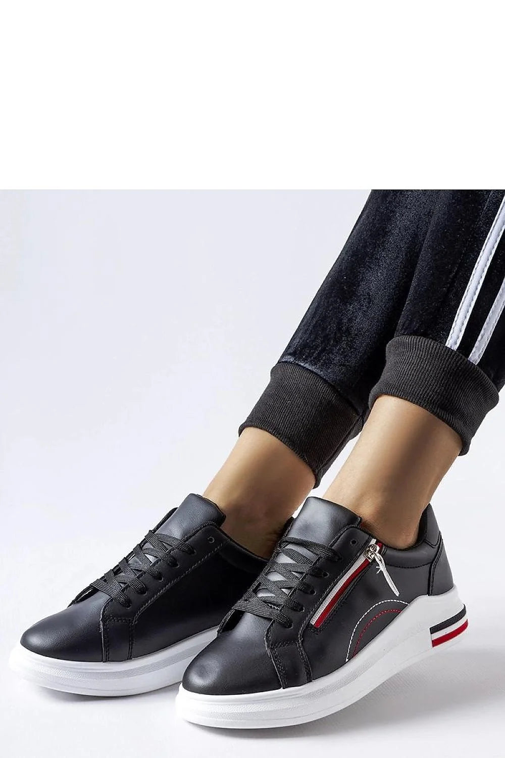 Baskets basse cuir écologique noir semelle blanche bandes rouges lacets noirs zip argenté mode streetwear femmes