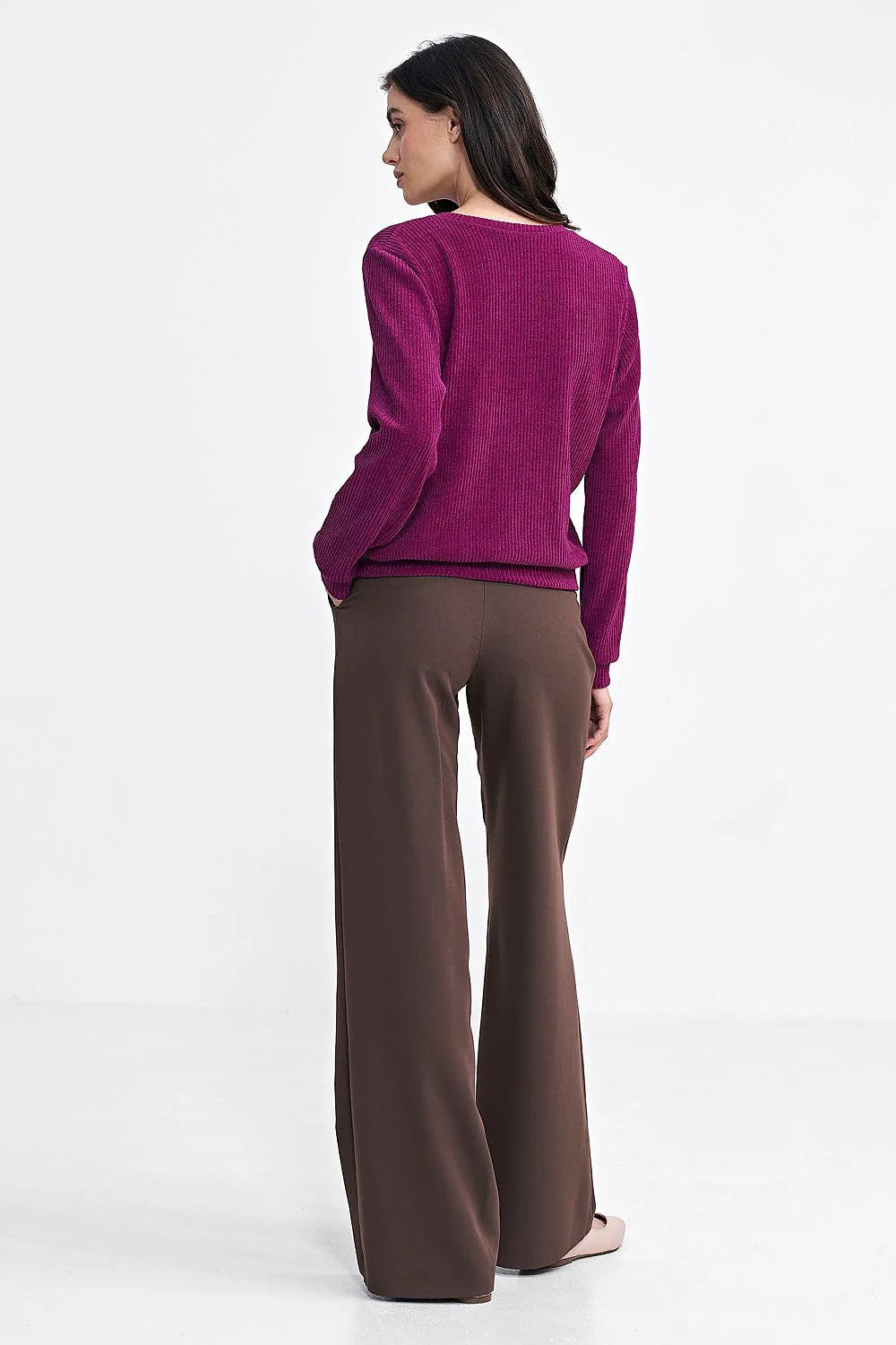 Tenue femme élégante chemisier bordeaux pantalon marron foncé coupe cintrée style classique occasion professionnelle