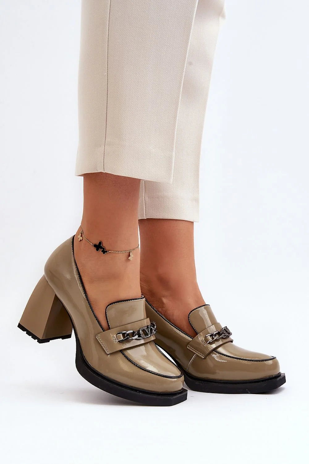 escarpins talon bloc cuir naturel beige taupe verni mocassin bout arrondi chaîne métal argenté semelle crantée noire intérieure cuir confort