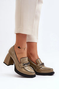 escarpins talon bloc cuir naturel beige taupe verni mocassin bout arrondi chaîne métal argenté semelle crantée noire intérieure cuir confort