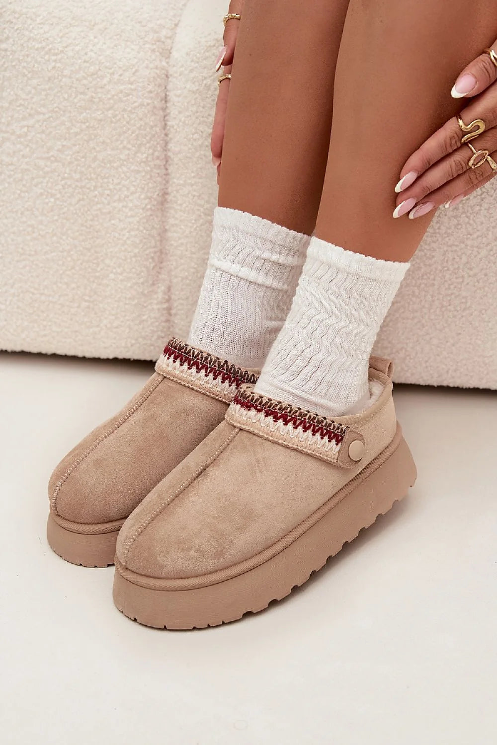 bottines neige femme suède écologique plateforme stable 4cm isolante doublure fourrure sangle amovible brodée polyvalente coupe basse semelle crantée adhérente