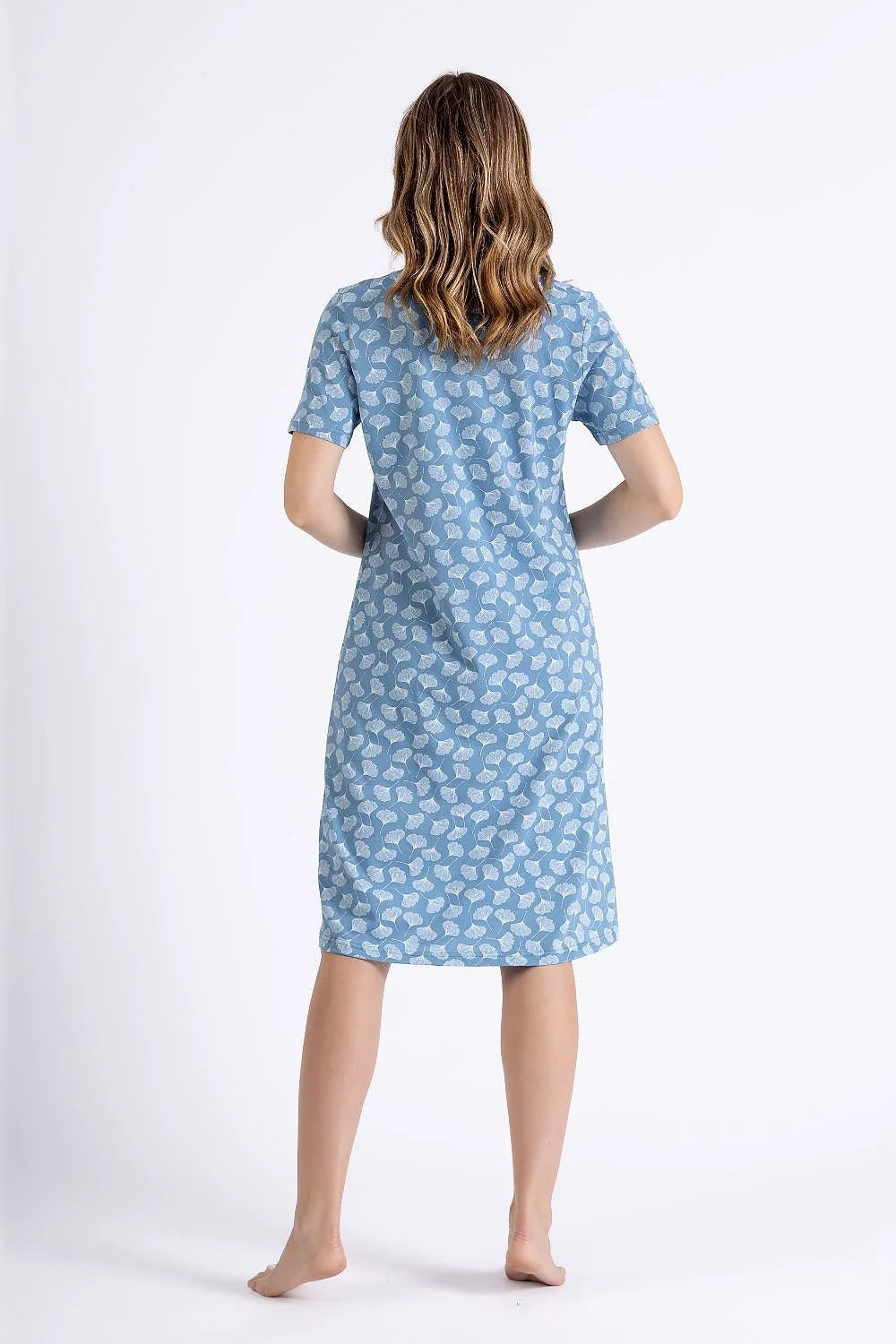 Robe de chambre féminine en coton imprimé feuilles blanches bleu clair encolure en V manches courtes poches latérales