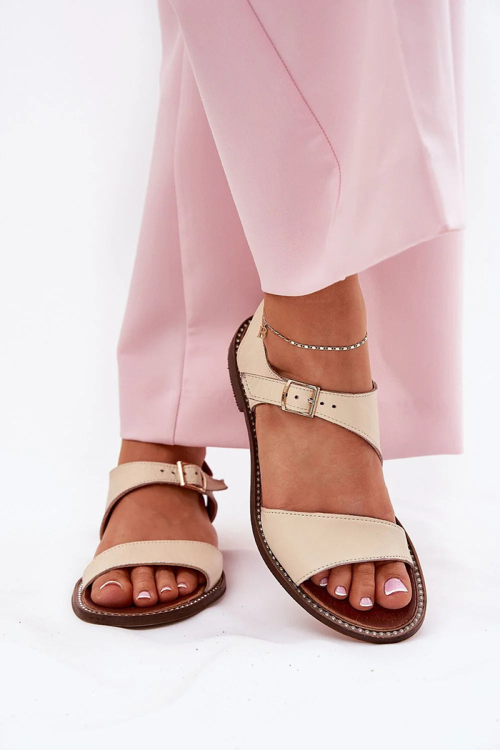 Sandales pour femmes design épuré cuir naturel confort style intemporel summer shoes occasion quotidienne