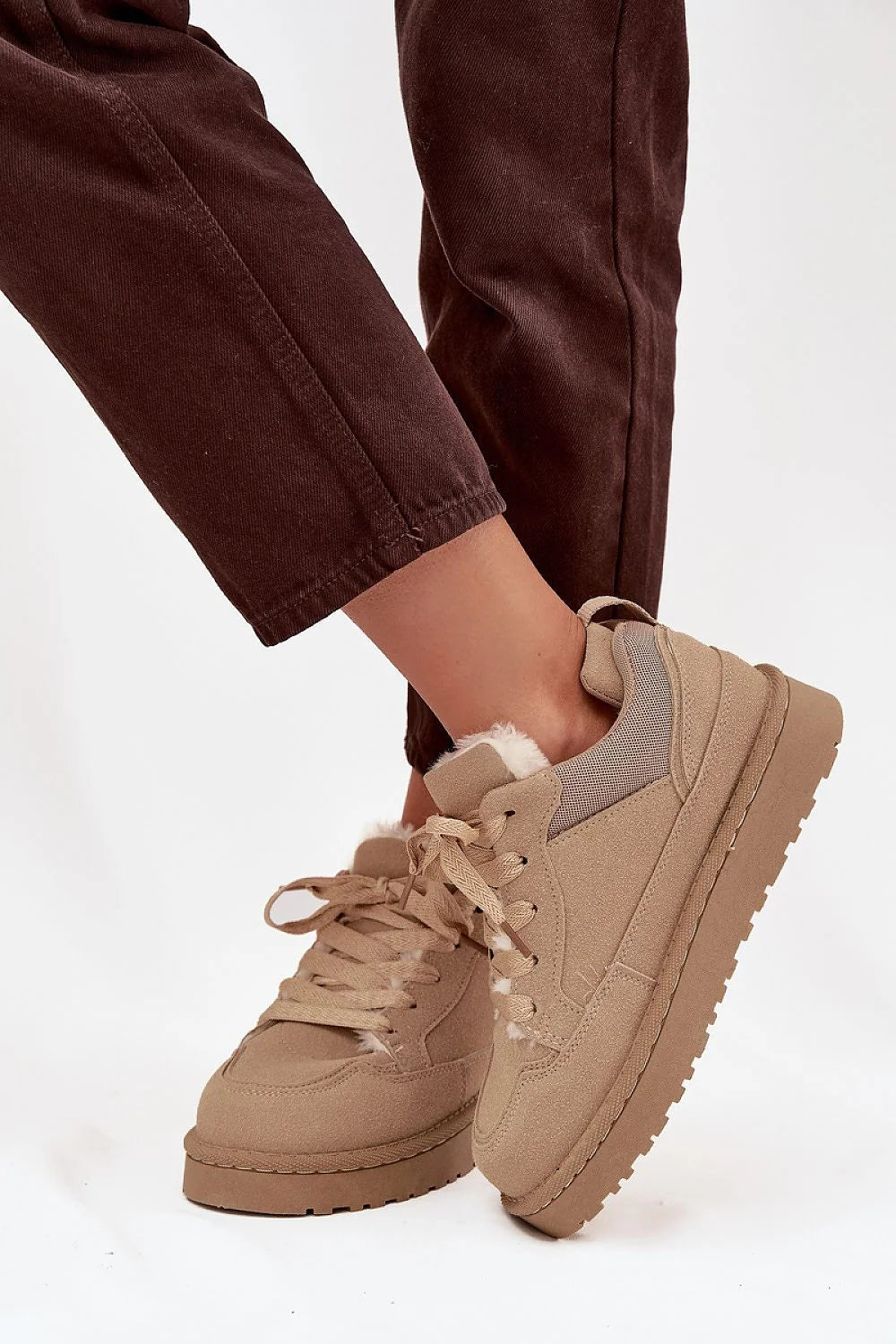 sneakers femme suédine écologique beige plateforme chunky crantée gomme épaisse amorti adhérence stabilité lacets plats doublure fourrure synthétique