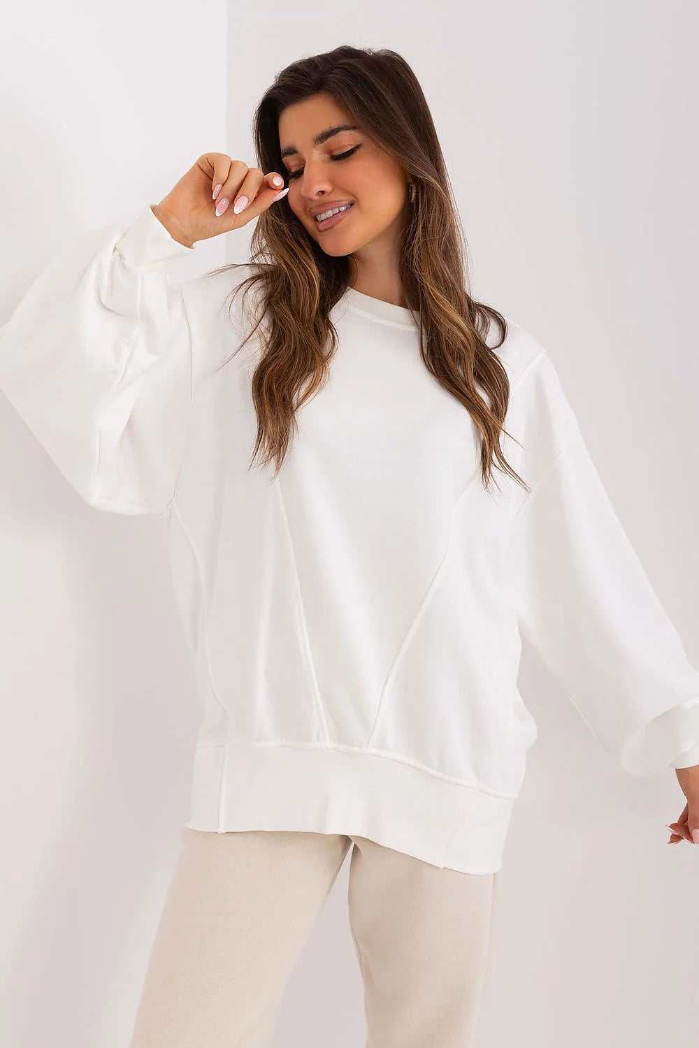 sweatshirt femme oversize blanc cassé molleton doux col rond manches bouffantes coutures décoratives V bordcote ourlet ample confortable minimaliste