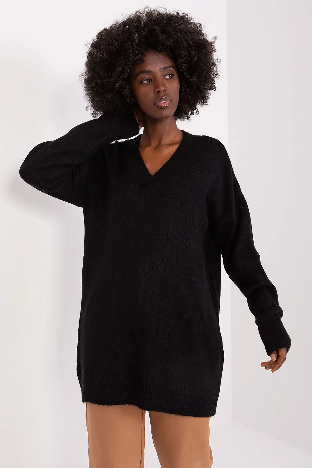 Chandail femme noir élégant coupe ample col V manches longues laine hiver intemporel élégance mode