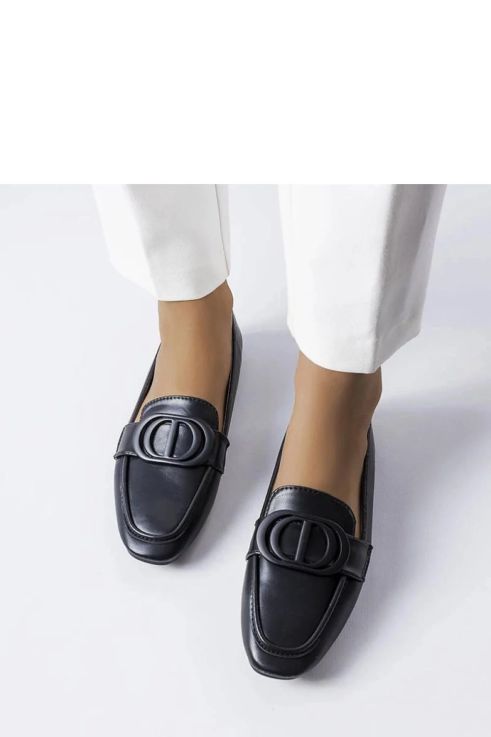 Mocassins élégants pour femmes design classique couleur noire cuir écologique semelle plate bout arrondi occasion professionnelle décontractée style raffiné coupe ajustée