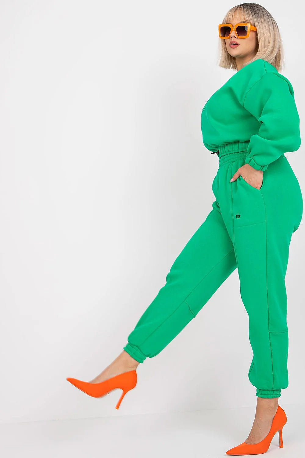 Ensemble sweatshirt crop vert oversize manches ballon cordon pantalon jogging taille haute chevilles resserrées poches latérales logo discret