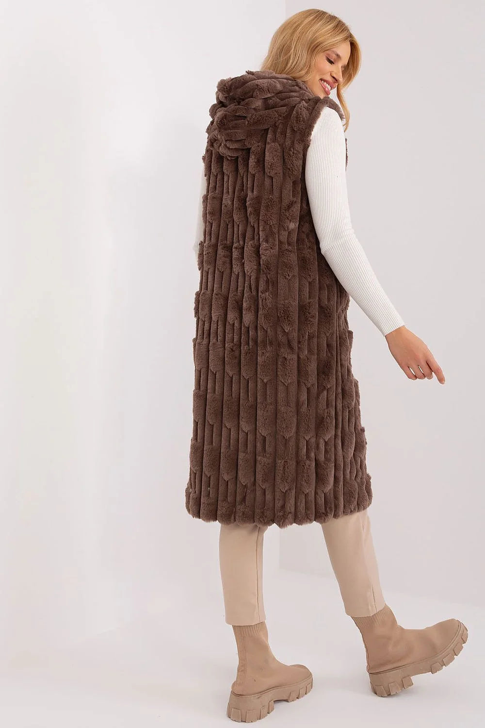 Gilet long sans manches pour femme en fausse fourrure brun chocolat élégant moderne coupe droite zip central poches latérales