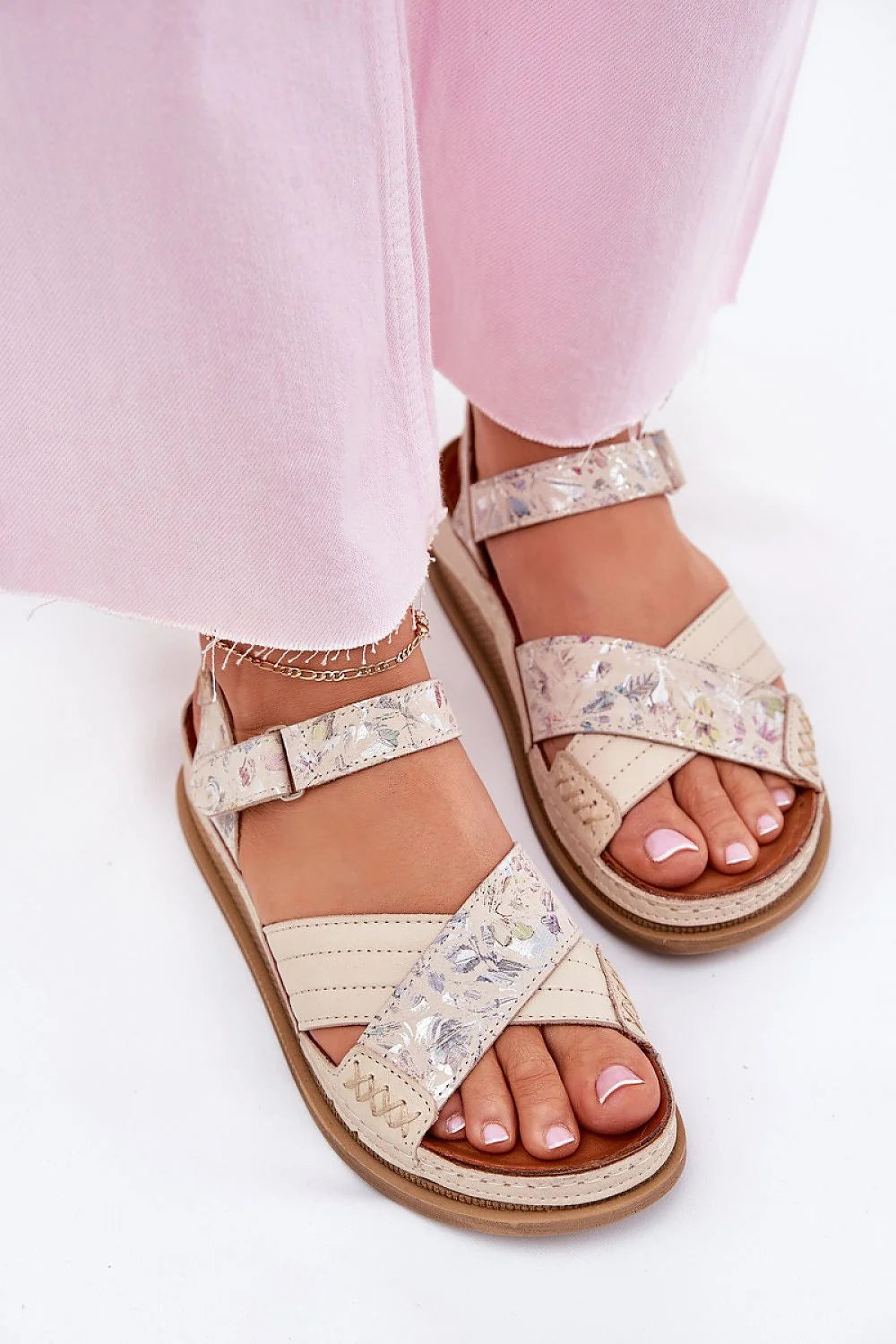 Sandales pour femmes style estival en cuir naturel compensées plateforme 3.5 cm fermeture Velcro sangles croisées beige floral