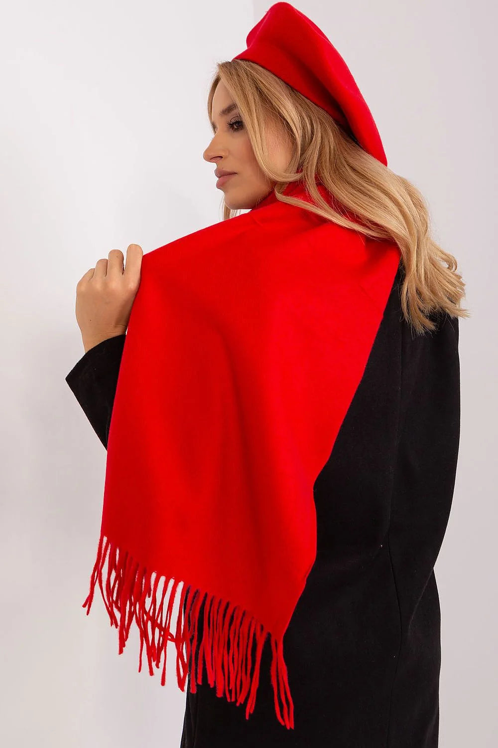 Ensemble mode femme beret écharpe vibrant rouge style français laine texture douce franges détails soignés winter look chic élégant