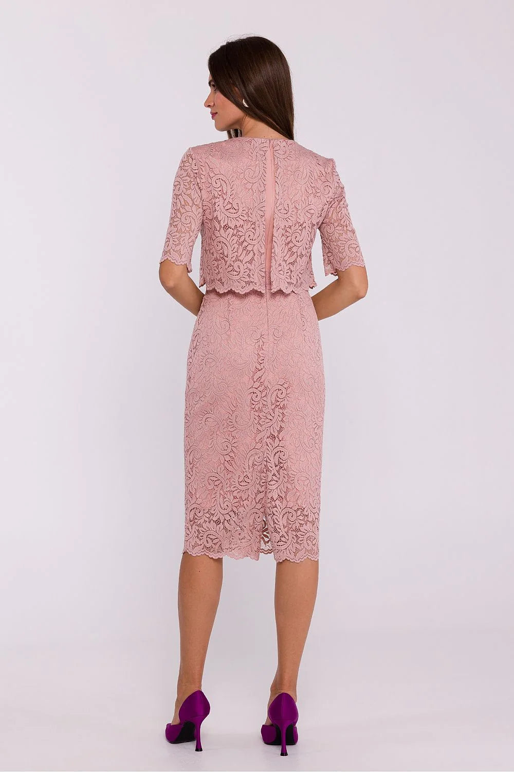 robe soirée élégante manches courtes dentelle rose poudré taille ajustable silhouette crayon doublure festonnés décolleté rond fente dos floral sophistiquée