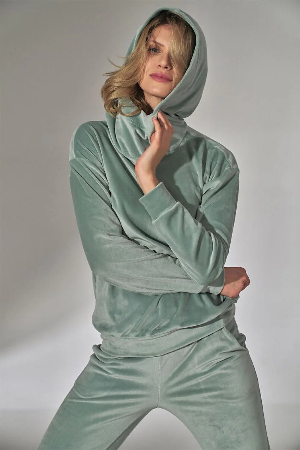 Ensemble loungewear femme velour rose doux coupe ample confortable style décontracté cocooning moderne élégant
