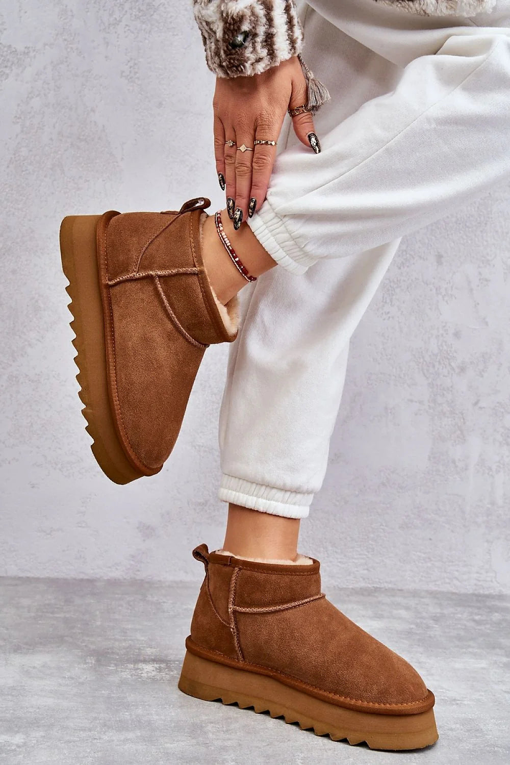 bottes neige femmes suédine doublée fourrure synthétique chaude confortable plateforme épaisse crantée antidérapante mihaute minimaliste noire élégante casual slipon arrondie