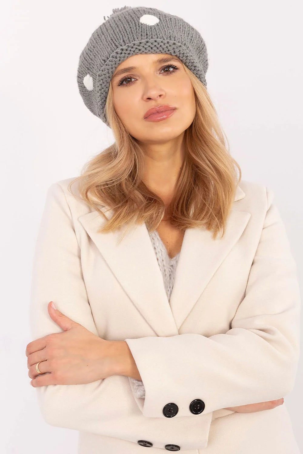 Ensemble mode femme hiver manteau col revers béret maille laine blanche crème gris polka dots