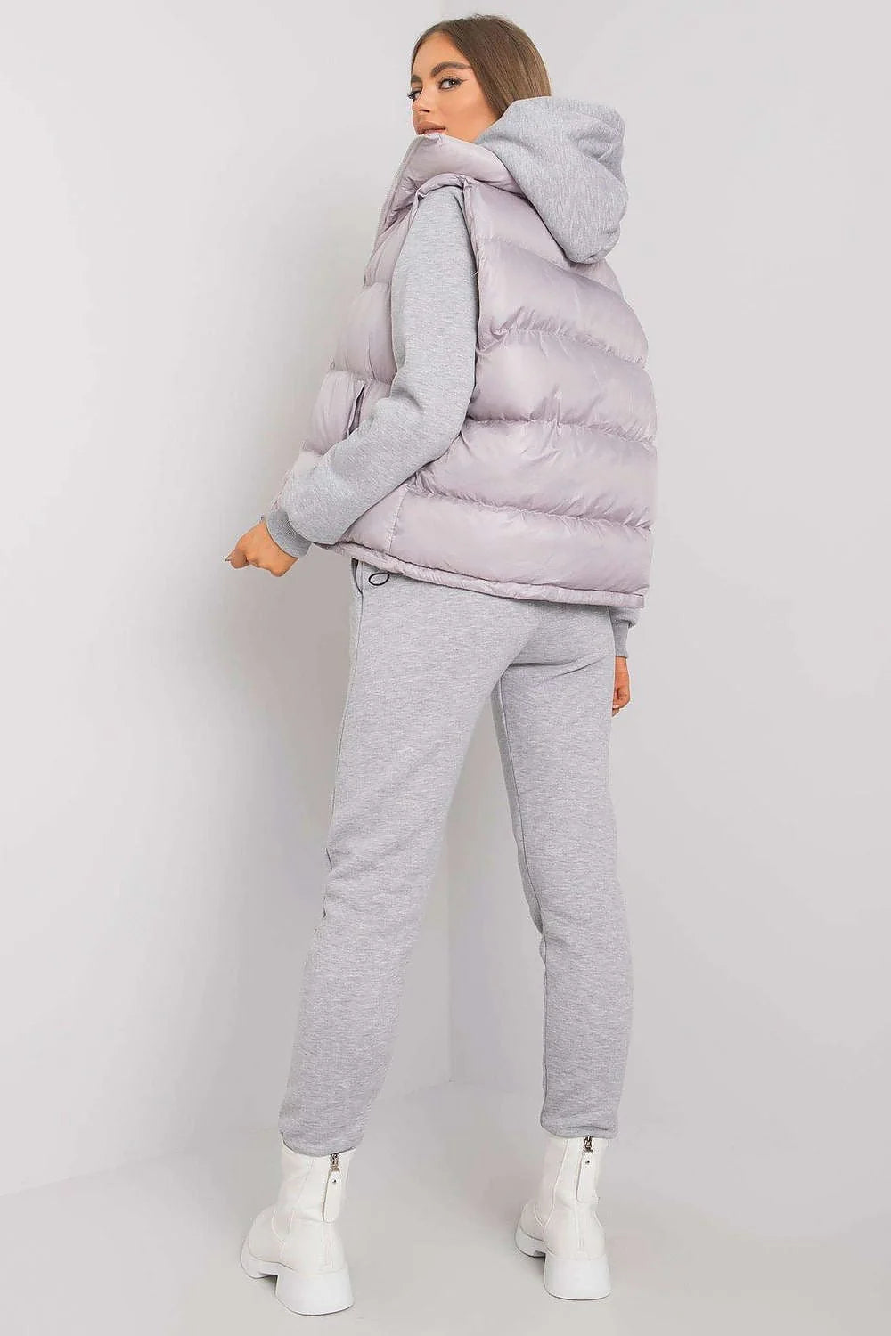 Ensemble Ex Moda pour femme, veste sans manches blanche, sweatshirt beige, jogging fuselé, bottines