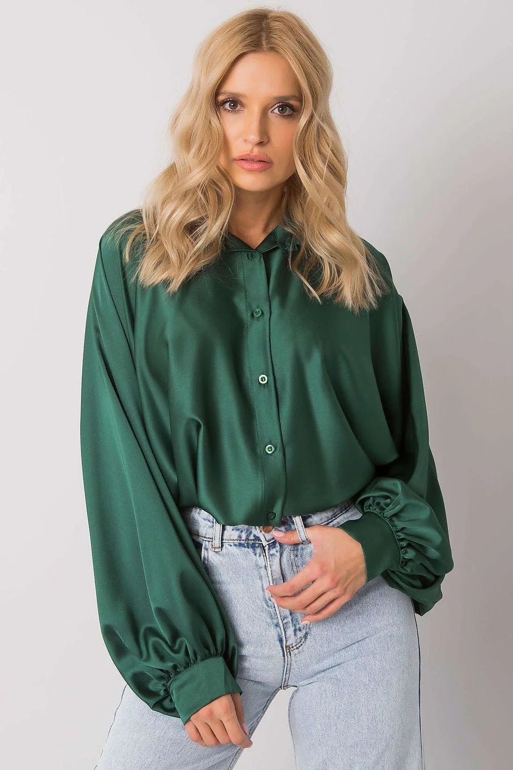 chemise satinée vert émeraude ample oversize manches bouffantes poignets larges col boutonné boutonnage boutons assortis tombé fluide soyeux chic polyvalent