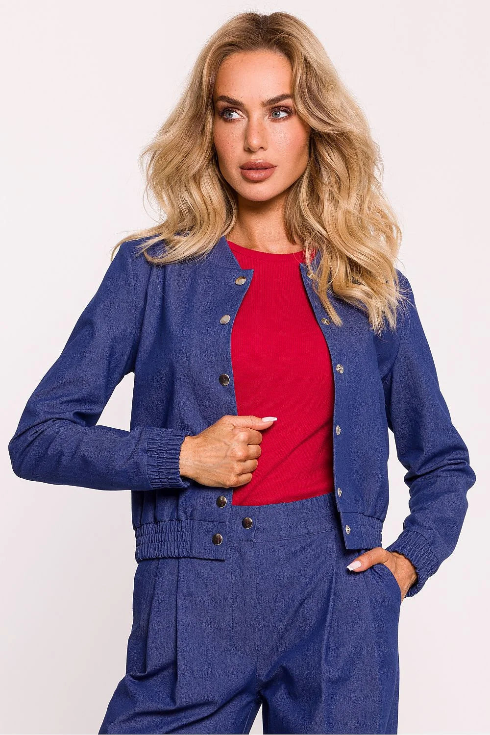 Veste et pantalon Moe en denim bleu, style casual élégant, coupe ajustée, manches longues élastiques, tailles hautes, femme