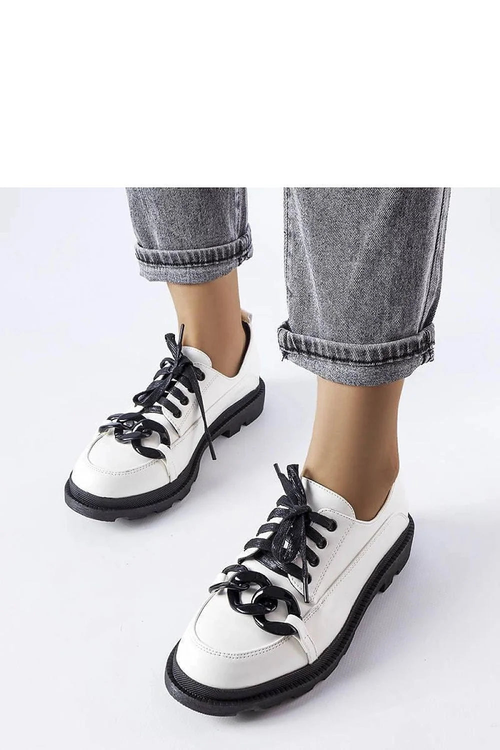 Chaussures basses pour femme en cuir synthétique blanc, chaîne décorative noire, lacets noirs, semelle en caoutchouc noir, design moderne et élégant, look décontracté-chic, été, ville, soirée