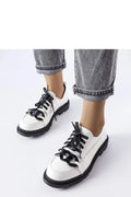 Chaussures basses pour femme en cuir synthétique blanc, chaîne décorative noire, lacets noirs, semelle en caoutchouc noir, design moderne et élégant, look décontracté-chic, été, ville, soirée