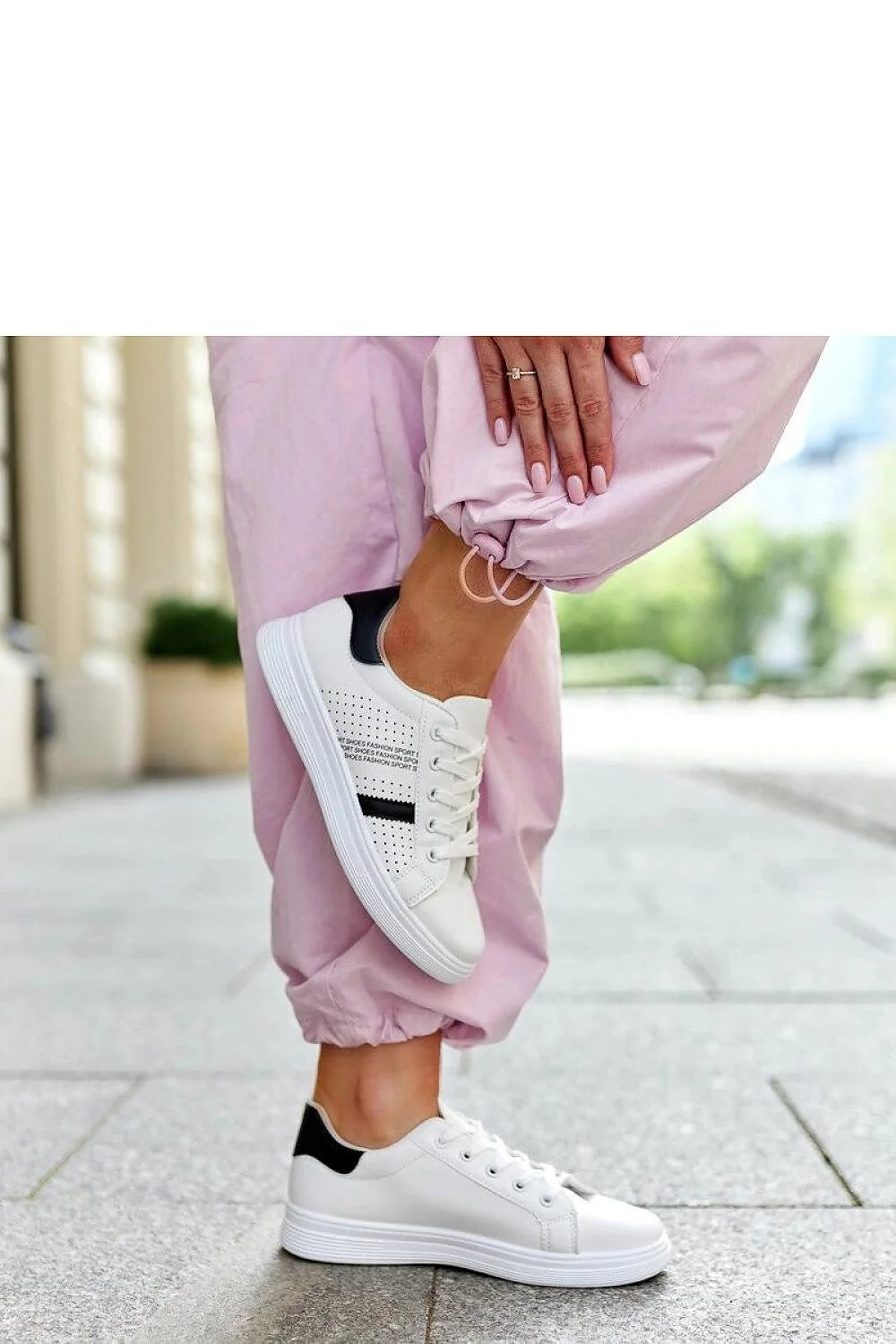 Baskets féminines modernes en cuir synthétique blanc perforé bande latérale noire tige basse semelle caoutchouc femmes occasion quotidienne loisirs actifs