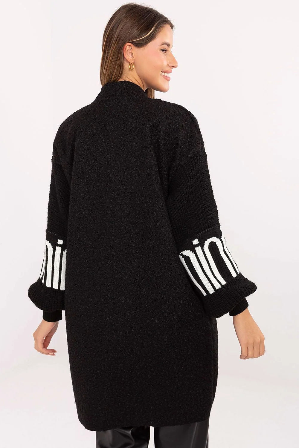 cardigan long oversize femme maille bouclée noire coupe ouverte mi cuisses poches plaquées logo métallique manches ballon côtelées