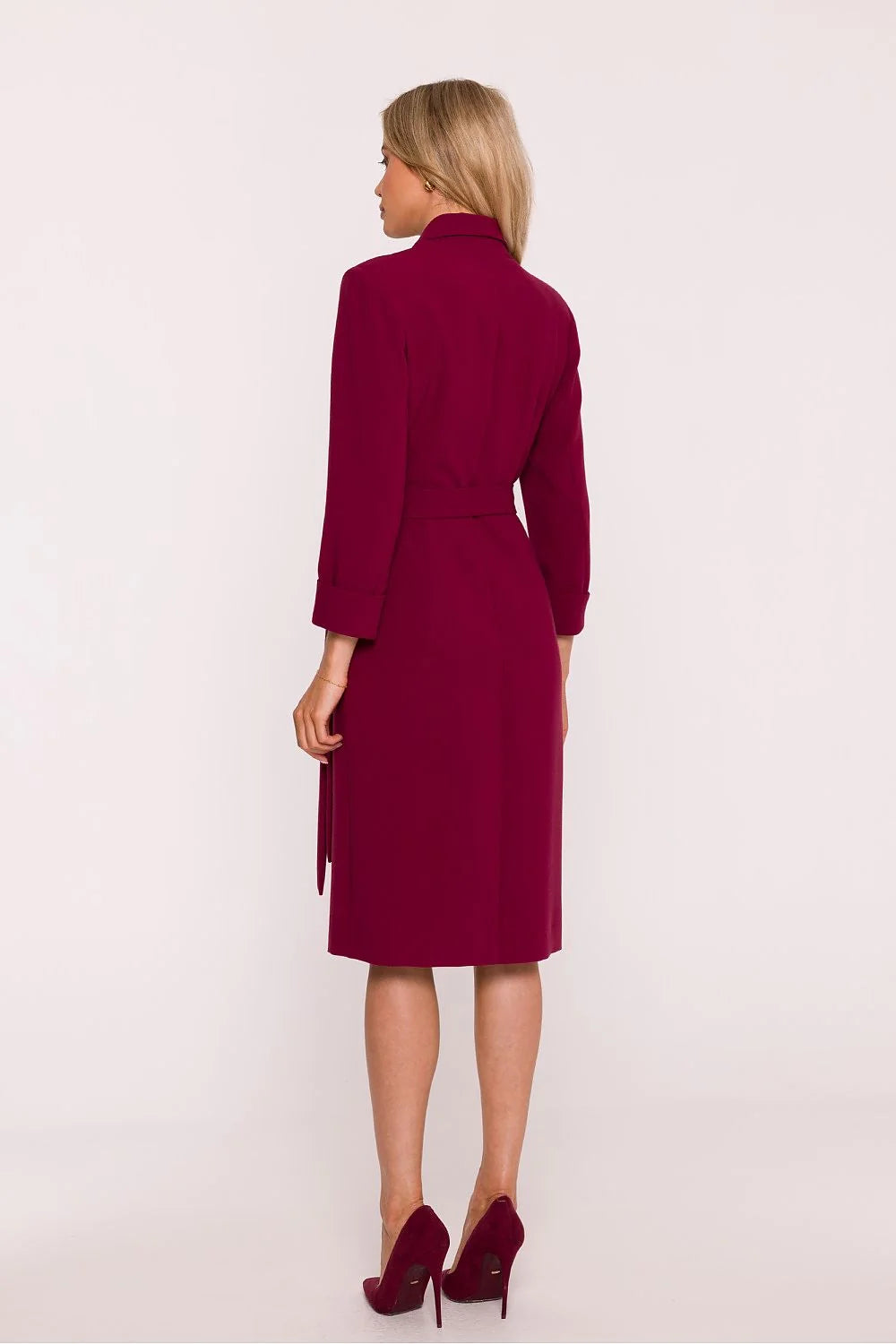 robe portefeuille bordeaux col châle V manches trois quarts poignets retroussés ceinture nouer latérale taille marquée tissu crêpe fluide structuré
