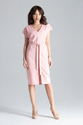Robe élégante pour femmes en tissu doux rose pâle manches courtes ceinture assortie coupe structurée occasion professionnelle ou semi-formelle