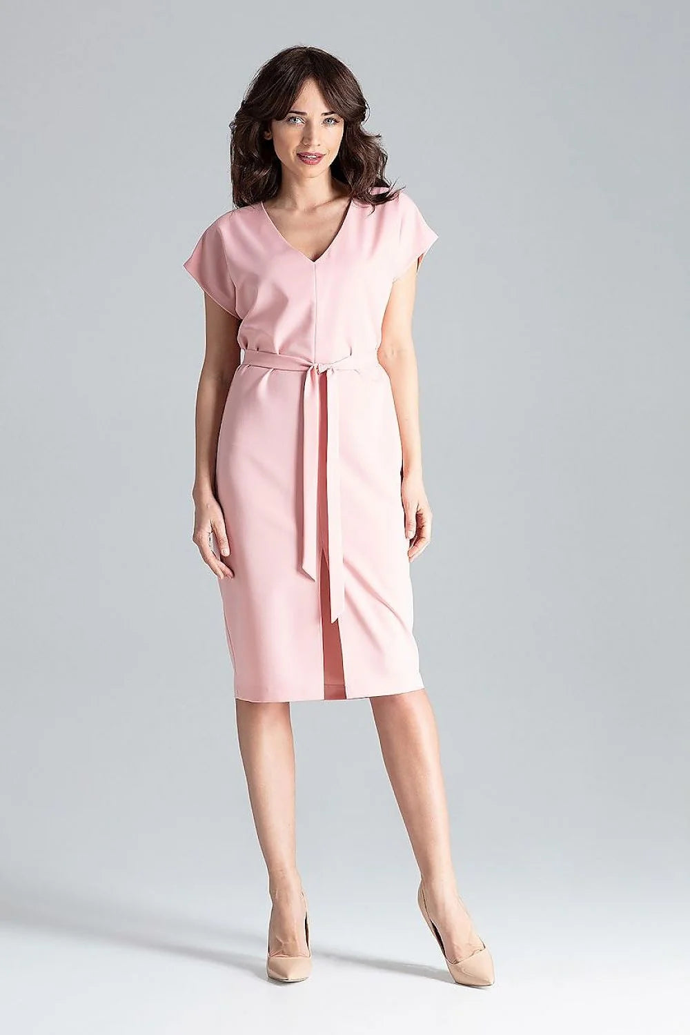 Robe élégante pour femmes en tissu doux rose pâle manches courtes ceinture assortie coupe structurée occasion professionnelle ou semi-formelle