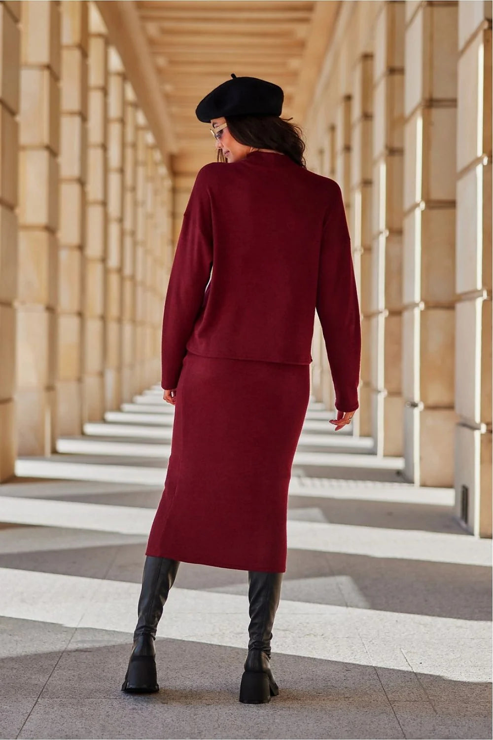 ensemble femme élégant pull tricot col montant manches longues coupe oversize jupe crayon midi bordeaux profond maille douce chaude polyvalente