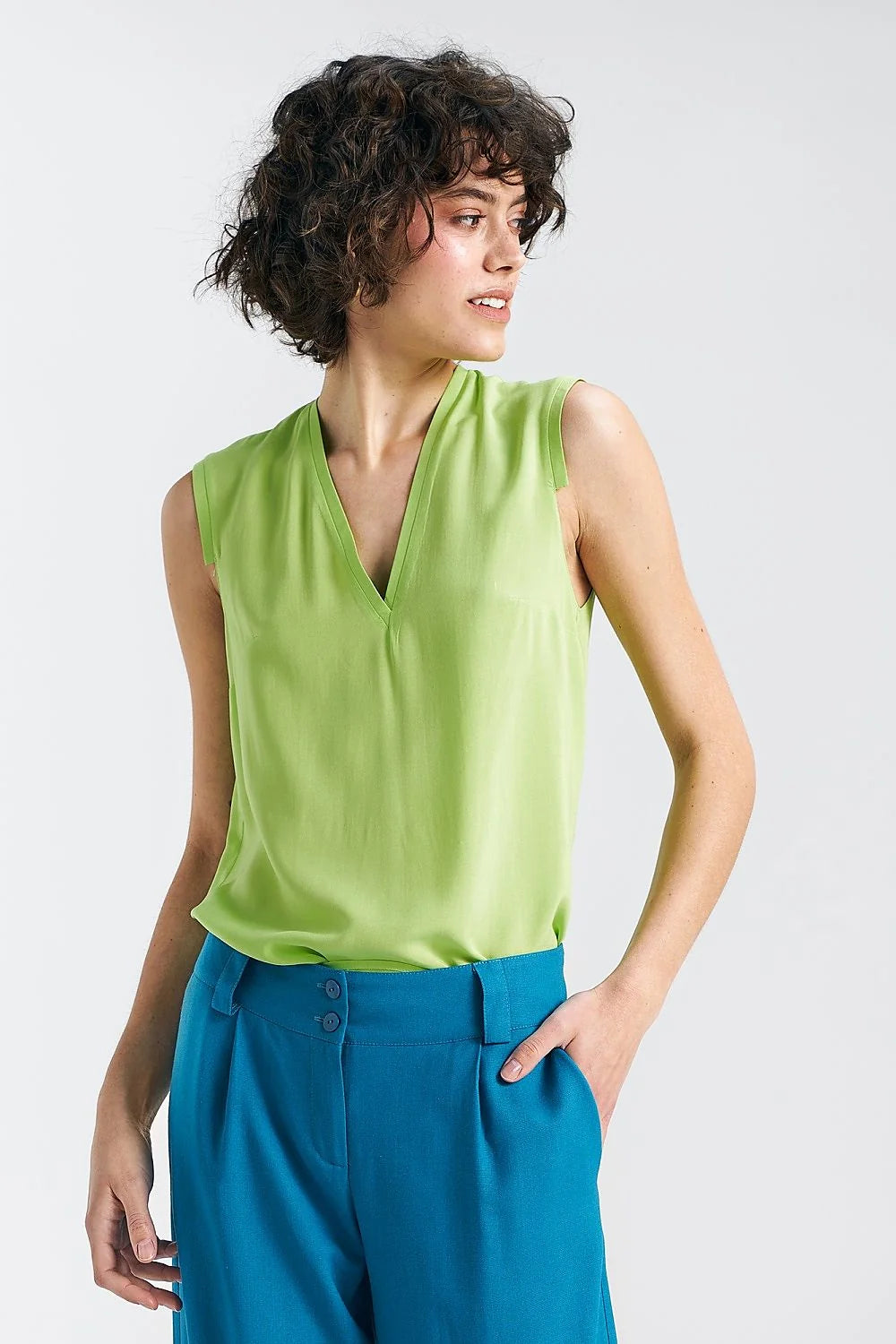 chemisier Nife viscose doux fluide léger soyeux vert citron vif coupe droite décontractée encolure V profonde ourlet arrondi longueur hanches