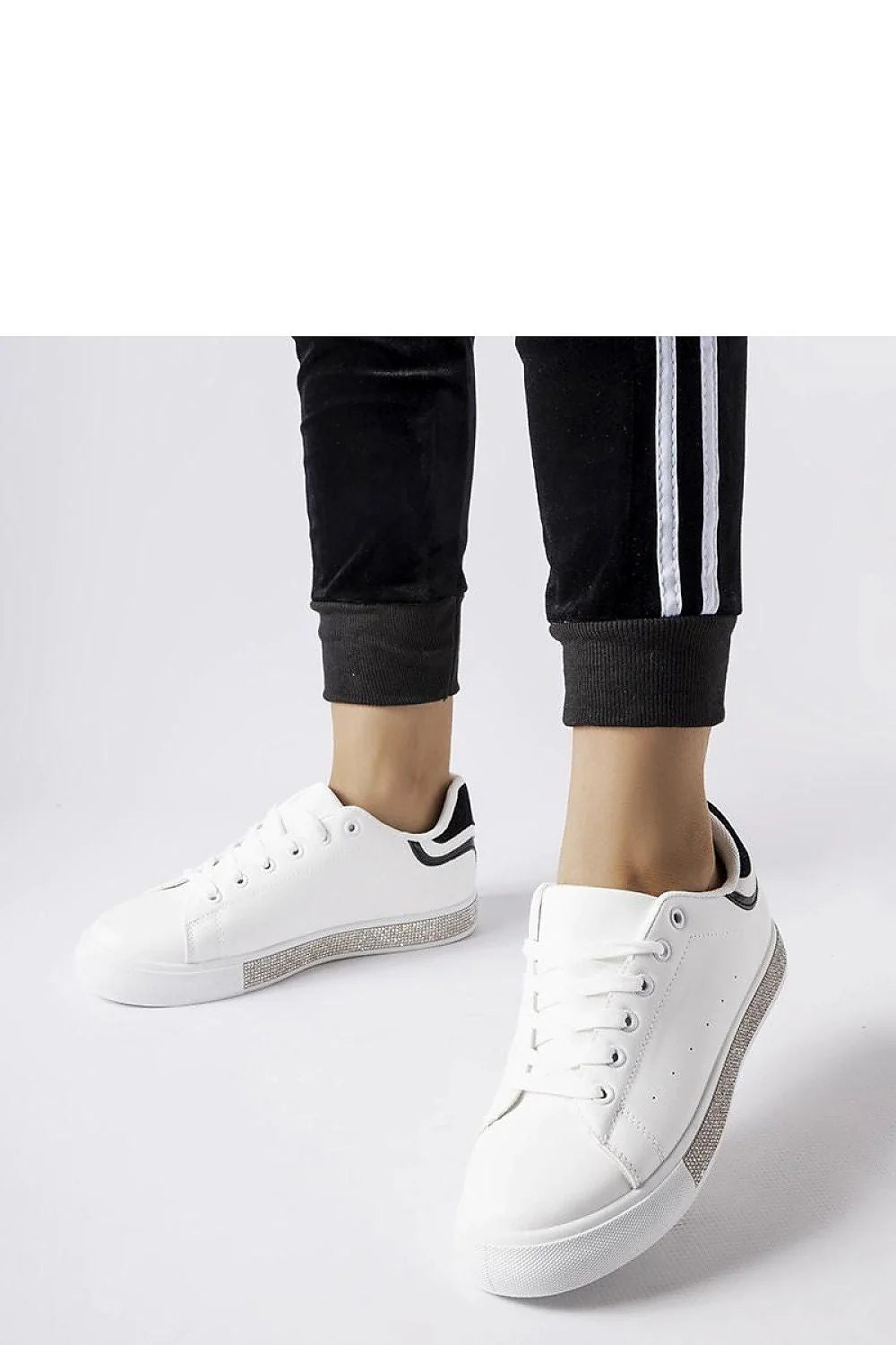Chaussures de sport Solea femmes design moderne minimaliste blanc noir perforations crystals semelle caoutchouc confort durable