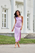 robe soirée longue midi asymétrique épaule nue satinée lilas lavande moulante fourreau drapé buste fronces fente latérale fermeture invisible élégante